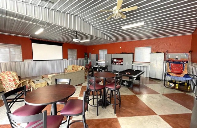 Lakehouse on Lake Francis with Huge Game Room next to Boat Ramp