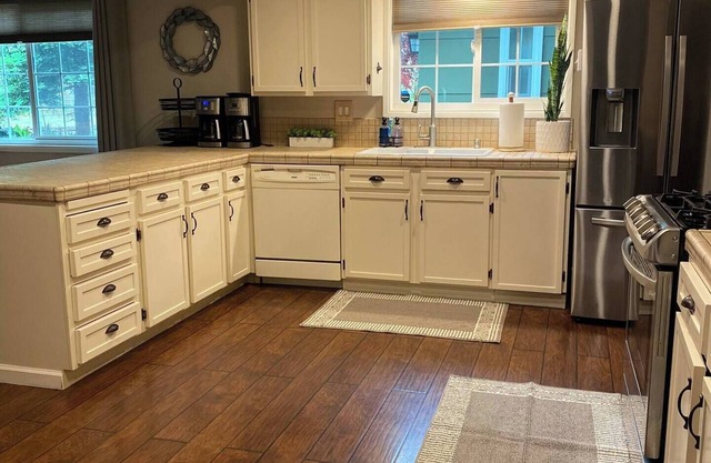 Lakehouse on Shasta Lake. Family/pet friendly home!