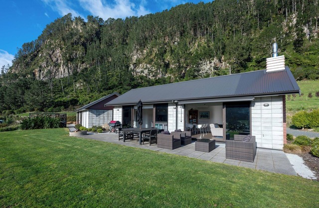 Lakehouse Retreat - Whakamaru Holiday Home