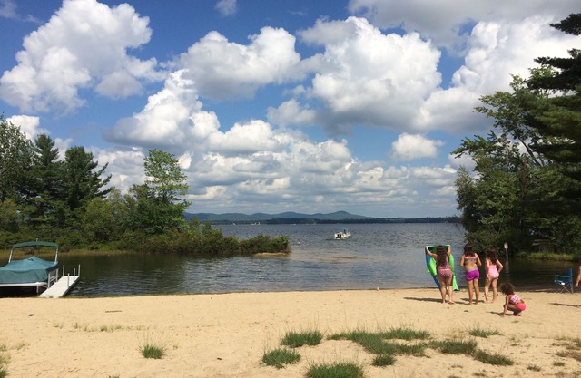 Lakehouse con sala de juegos, pozo de fuego, playa + acceso a la piscina. Duerme 8. ¡Mascota amigable!