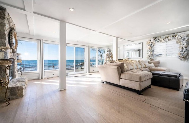 Lakehouse with Private Beach!