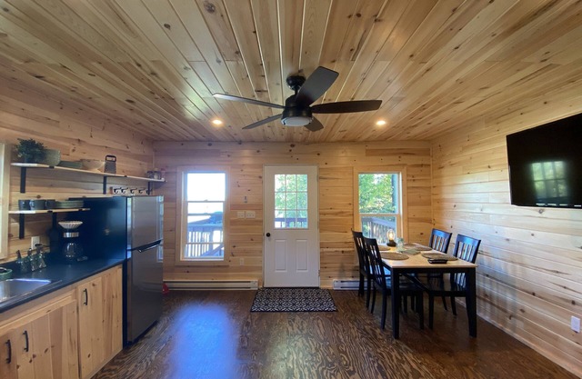 Lakehouse105 Kozy Kabin New Lakeside Rental!