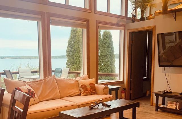 LakeLuxuryLiving lakefront rental Lacdubonnet,Mb,Canada
