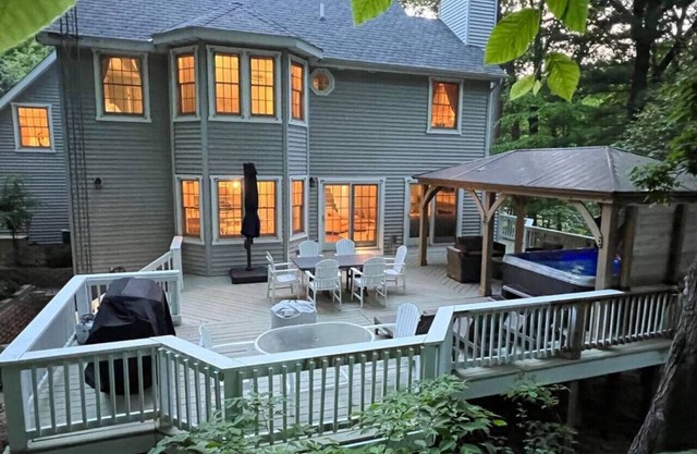 LakePath Beach House - walk to beach, hot tub, pets