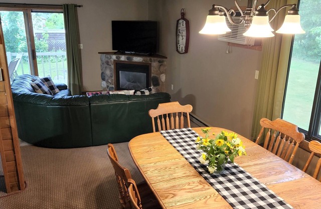 Lakes-area vacation - walk to Pelican Lake, golfing, bars, restaurants and more!