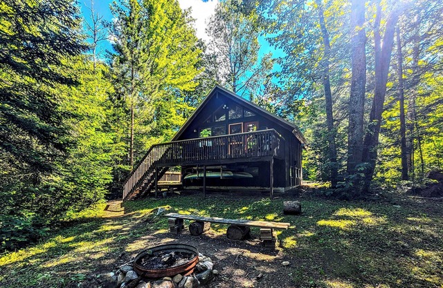 Lakes, Beaches, Pool, Golf, Trails: Michigan Cabin