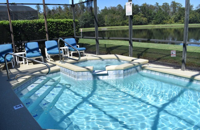 Lakeshore Escape - gated community, wonderful lakefront private pool & jacuzzi, great location