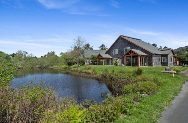 Lakeshore Haven| 3BR w/ Stunning Views & Canoe