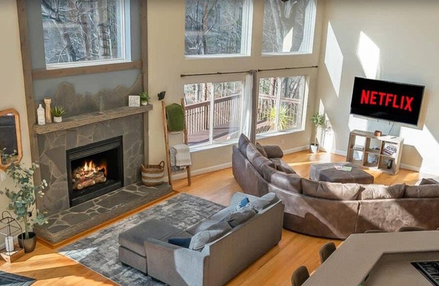 Lakeshore Retreat with Lake Lanier views & hot tub