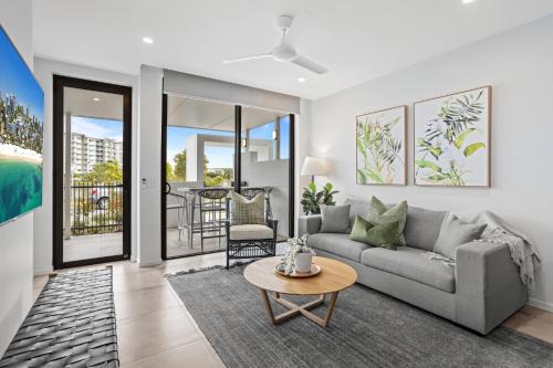 Lakeside 2-Bed with Private Patio & Secure Parking