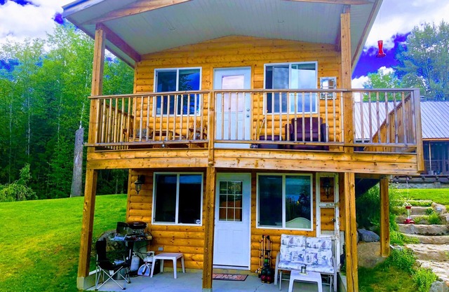 Lakeside 2 Bedroom Cottage. Relax and Unwind In Nature.