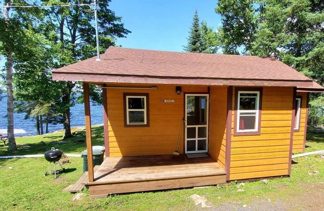 Lakeside 2 Bedroom Glacier Cabin on Kab