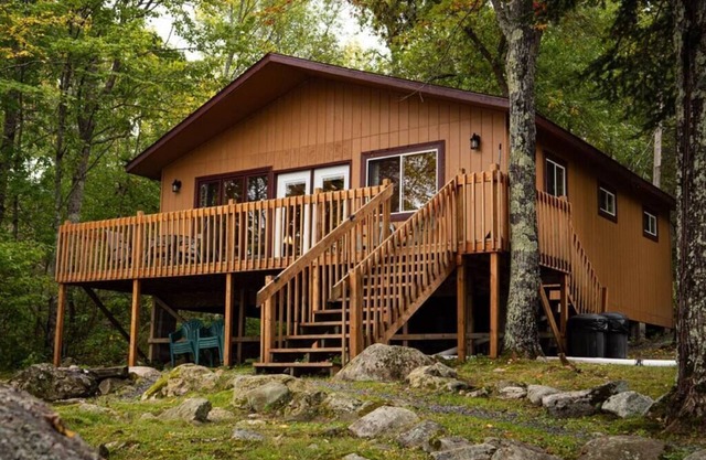Lakeside 2 Bedroom Wolf's Den Cabin on Kab