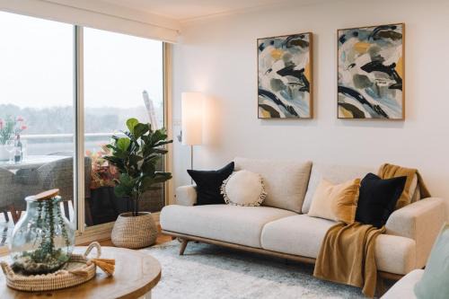 Lakeside 3-Bed Apartment with Jacuzzi