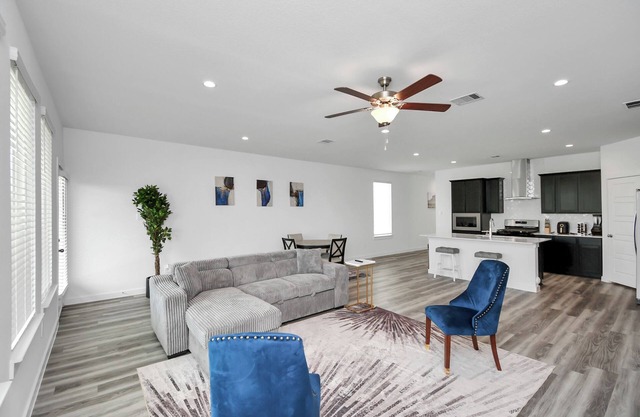 Lakeside 4 Bedroom W/ King Bed Near Downtown