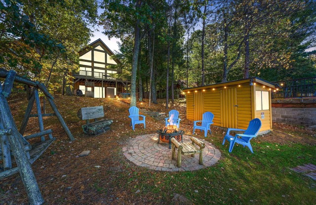 Lakeside: 4 Kings, Room4Groups, Hot Tub, Dock, Firewood