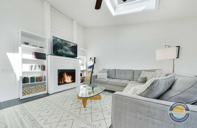 Lakeside Bliss! Comfortable 3BR Leisure Haven!