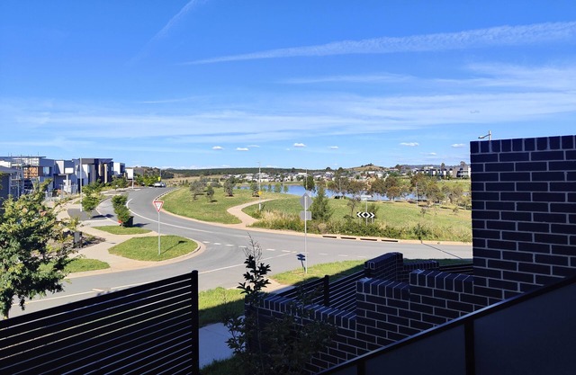 Lakeside brand new settled townhouse，near shops