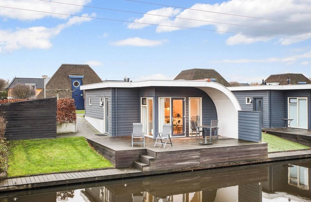 Bungalow con sauna y jacuzzi, en un parque