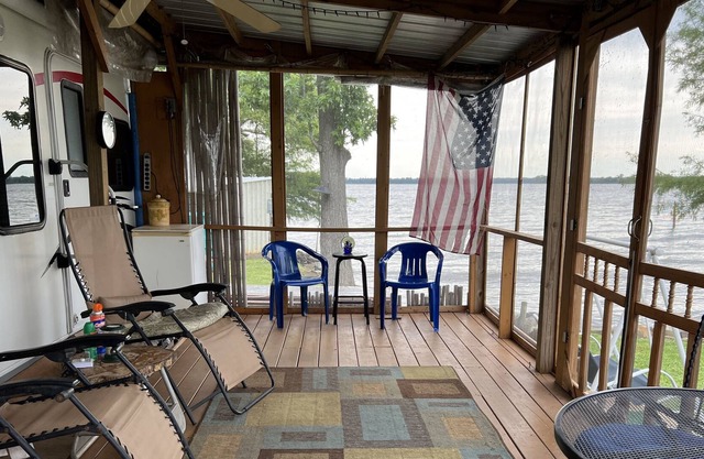 Lakeside Cabana on Lake Palestine