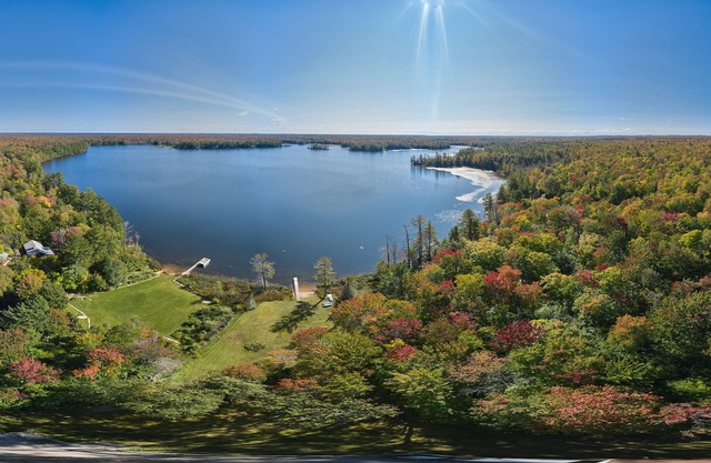 ¡Cabaña junto al lago ubicada en el corazón de la península superior de Michigan!