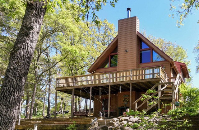 Lakeside Cabin with Cozy Loft!