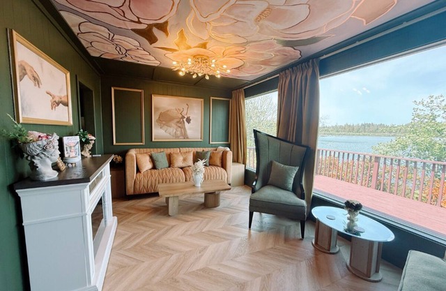 Lakeside Cabin with custom artwork near Florence