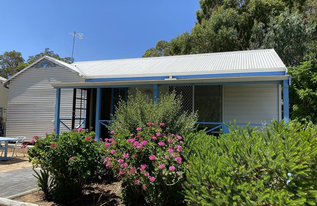 Lakeside Lodge Baldivis Short Stay - White Cottage