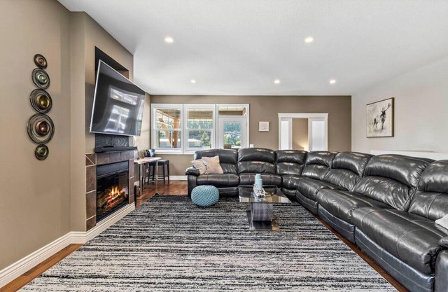 Lakeside Condo, boat slip included / heated garage for Sledders in Winter !
