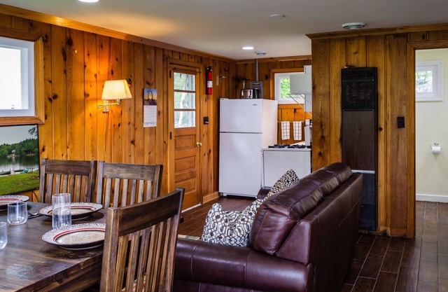 Lakeside cottage #4,Hottub,Fishing,Grills,Snowmobile