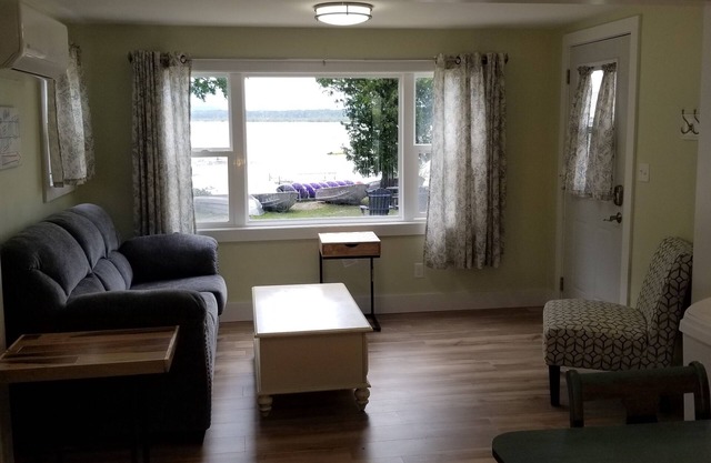 Lakeside Cottage #4, Waterfront , AC, Newly Remodeled, 8 Kayaks, 4 SUP, Rowboats