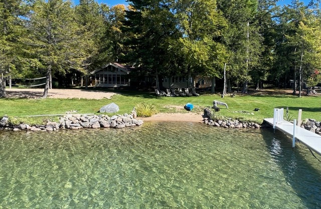 Lakeside Cottage and detached Guest cabin sleeps 28