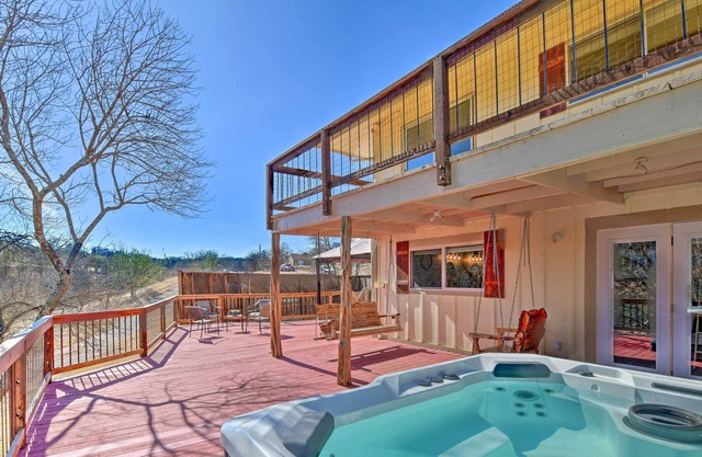 Lakeside Cottage: Boat Dock & Spacious Decks!