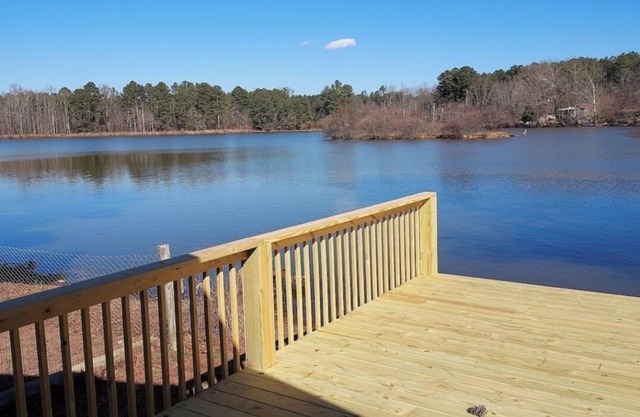 Lakeside Cottage , Fish from your back deck!