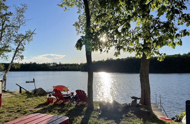 Lakeside Cottage for family fun