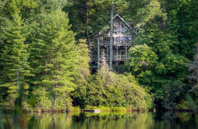 Lakeside Cottage, en Whisper Lake con un hermoso lago y vistas a la montaña.