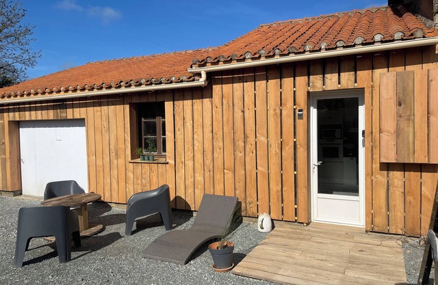 Lakeside country house. 25 min from puy du fou. Nature and calm