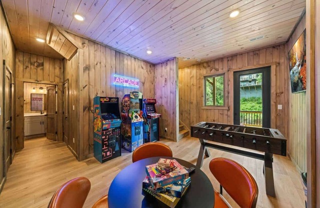 Lakeside Country - Hot Tub Retreat w/ Lake Access