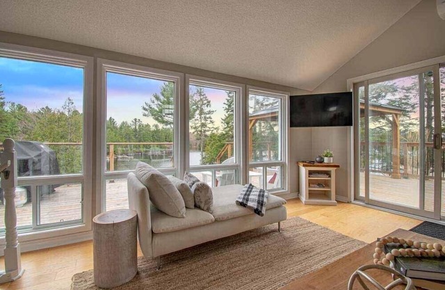 Lakeside Cove - Newly-Renovated Cottage w/ Great Swimming, Foosball Table, AC