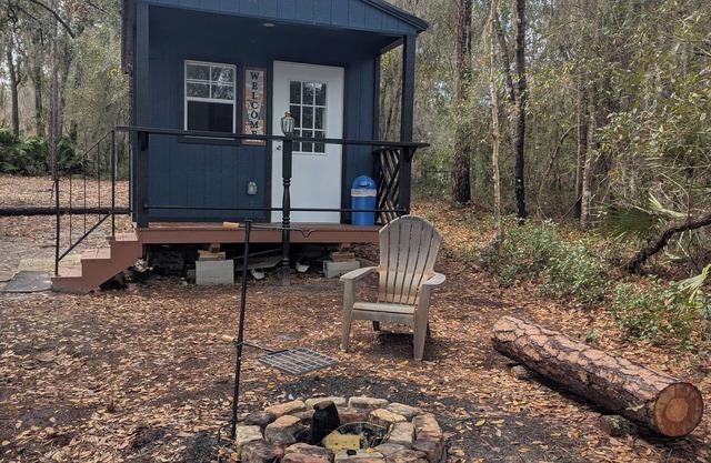 Glamping cabin with AC, free parking & Lakeview