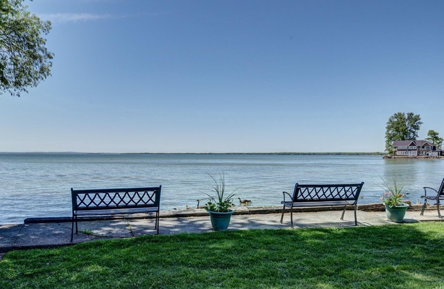 Lakeside Escape 3-Bedroom Bungalow with a Hot Tub