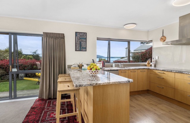 Lakeside Escape - Lake Tarawera Holiday Home