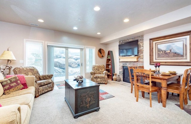 Lakeside Escape 2 BR | Pool |Hot Tub |Gym |Game Rm