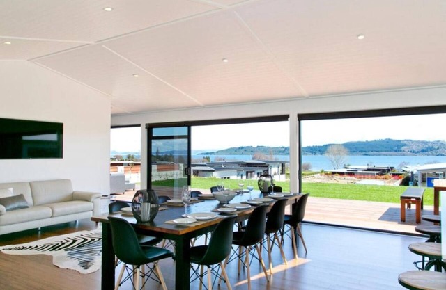 Lakeside Estate Panoramic Lake and Mountain views