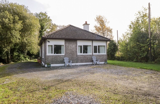 LAKESIDE, pet friendly, with open fire in Ballinrobe, County Mayo