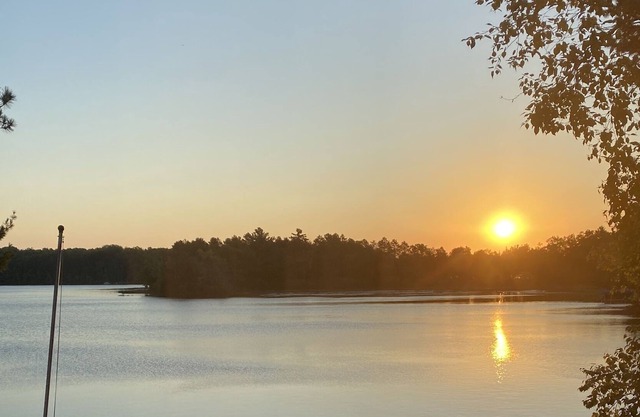 Lakeside Family friendly cabin with private beach