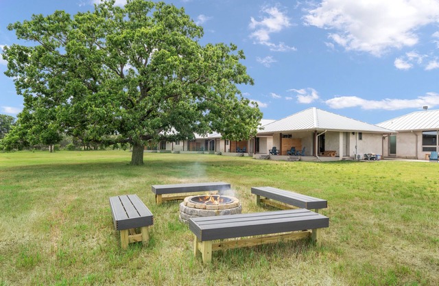 Lakeside Family Getaway – Amenity Packed