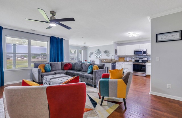 ⭐ Lakeside Family Oasis. 19 minutes to Downtown Savannah! 10 Guest Stay. ⭐