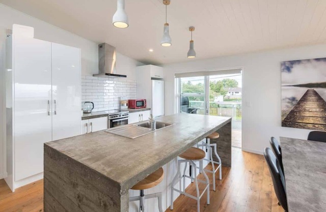 Lakeside Gem - Estilo, vistas y confort!
