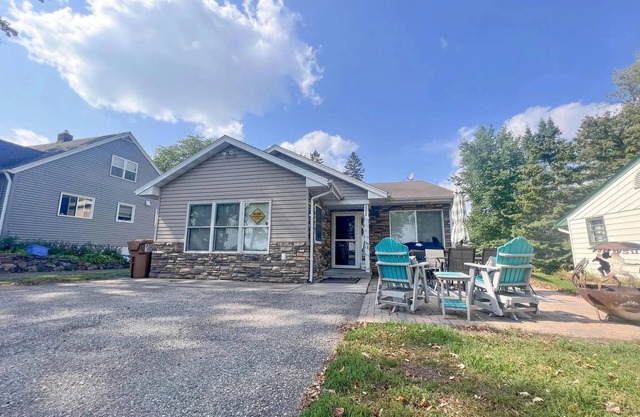 Lakeside Gem ~ Walk to Marina ~ Private Beach/Dock